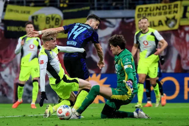 من المواجهة التي جمعت لايبزيغ ودورتموند في الدوري الألماني (إ.ب.أ)