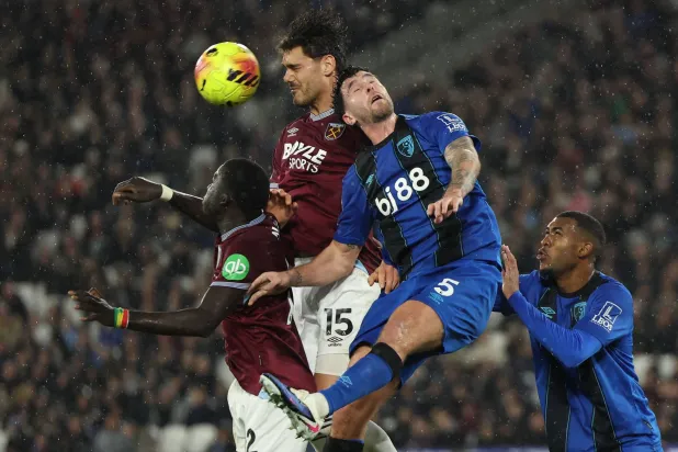 من مباراة وست هام يونايتد مع ضيفه بورنموث (أ.ف.ب)