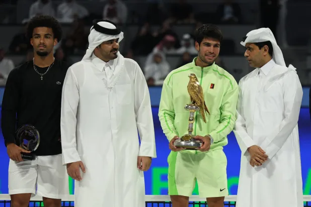 الشيخ جوعان بن حمد وناصر الخليفي خلال تتويج ألكاراس باللقب (رويترز)