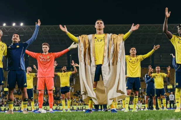 رونالدو محتفلا مع لاعبي النصر بعد الفوز على الحزم (موقع النادي)