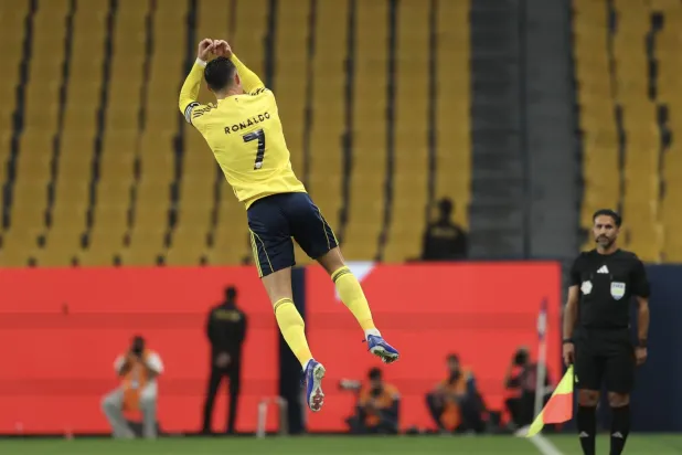 رونالدو محتفلا بهدفه الثاني أمام الحزم (تصوير: عبدالعزيز النومان)