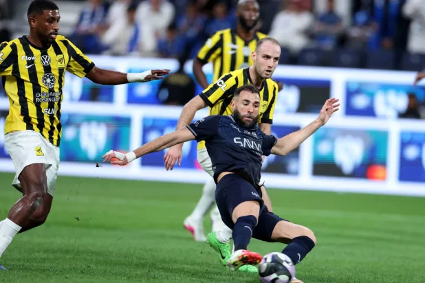 بنزيمة في فرصة مهدرة أمام المرمى الاتحادي (تصوير: مشعل القدير)