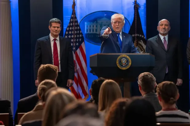 Trump, 20 Şubat'ta Beyaz Saray'da Ticaret Bakanı Howard Lutnick ile düzenlediği basın toplantısında (DPA)