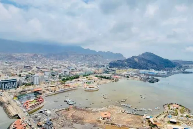 منظر عام لمدينة عدن التي تشهد حراكاً أمنياً وتنموياً بدعم سعودي (إعلام حكومي)