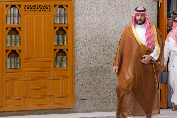 ولي العهد السعودي يزور مسجد قباء في المدينة المنورة