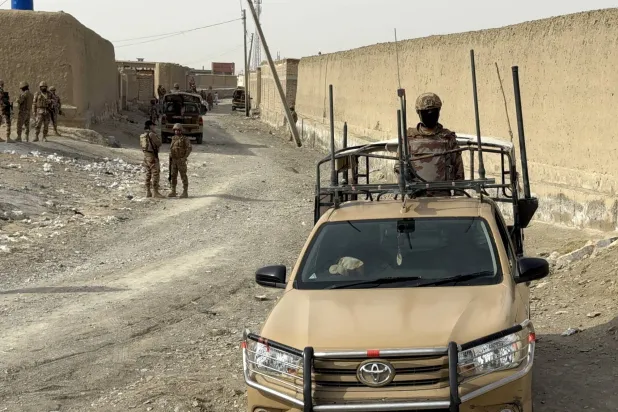 قوات الجيش الباكستاني تقوم بدوريات في شامان ببلوشستان (إ.ب.أ)
