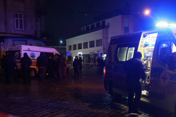 رجال إنقاذ في موقع انفجارات وقعت في وسط مدينة لفيف (رويترز)