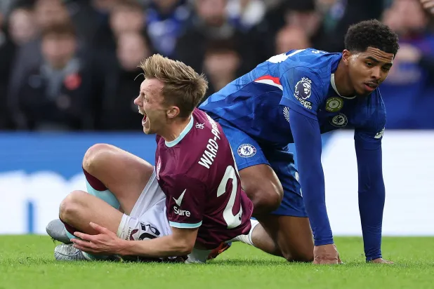 Soccer Football - Premier League - Chelsea v Burnley - Stamford Bridge, London, Britain - February 21, 2026 Chelsea's Wesley Fofana fouls Burnley's James Ward-Prowse before being sent off by referee Lewis Smith Action Images via Reuters/John Sibley 