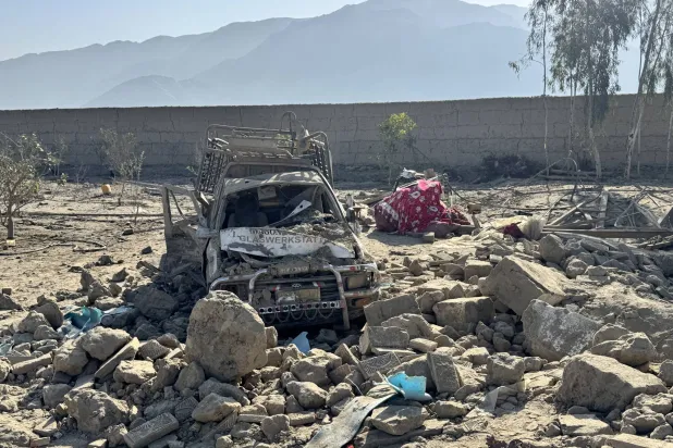 آثار الدمار بعد غارة جوية باكستانية على ولاية ننكرهار الأفغانية (إ.ب.أ)