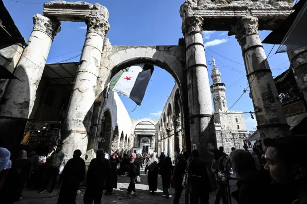 سوريون يتسوقون في البلدة القديمة بدمشق (أ.ف.ب)