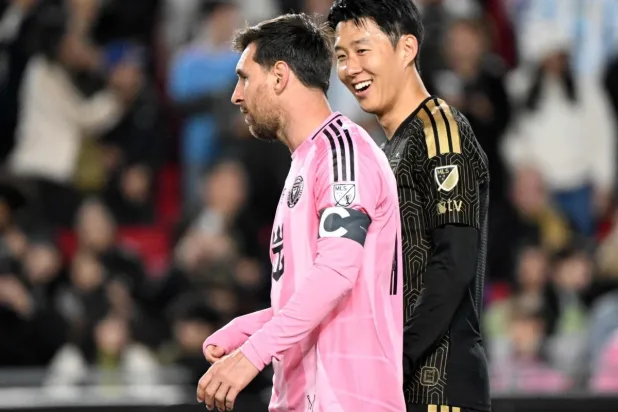 سون وميسي خلال مواجهتهما في افتتاحية الدوري الأميركي (أ.ف.ب)