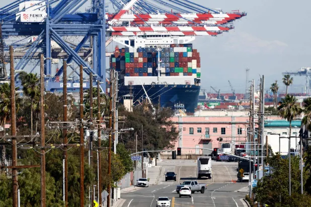 سفينة حاويات محملة في ميناء لوس أنجليس (أ.ف.ب)