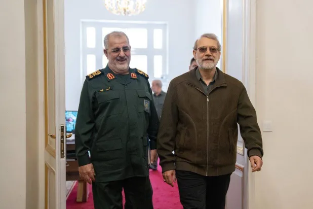 صورة نشرها موقع لاريجاني من اجتماعه مع كبار قادة «الحرس الثوري» 24 يناير الماضي