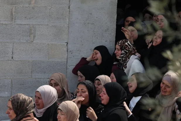 في وداع الفلسطيني محمد حنني (17 عاماً) الذي قتلته إسرائيل في نابلس بالضفة الغربية يوم الأحد (إ.ب.أ)