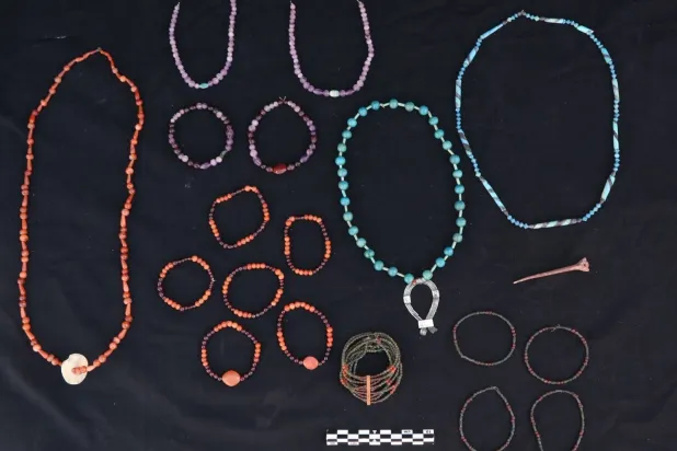 مجموعة من الحلي المكتشفة في قبة الهواء بأسوان (وزارة السياحة والآثار)