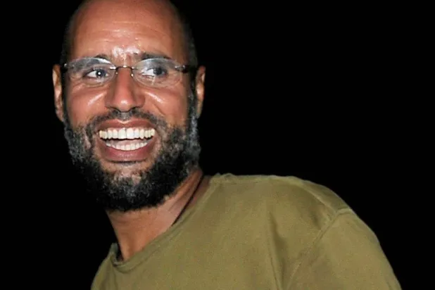 سيف الإسلام خلال لقاء مع أنصاره في طرابلس يوم 23 أغسطس 2011 (رويترز)