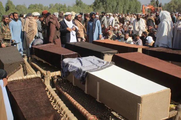 أفغان يشيّعون ضحايا ضربات باكستانية في إقليم ننغرهار يوم 22 فبراير (أ.ب)