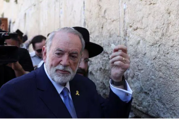 سفير الولايات المتحدة لدى إسرائيل مايك هاكابي يزور حائط المبكى (رويترز)