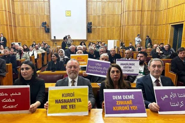 الرئيس المشارك لحزب «الديمقراطية والمساواة للشعوب» ونواب الحزب خلال احتجاج داخل البرلمان التركي للمطالبة بالحق في استخدام اللغة الكردية بصفتها لغة أم (حساب الحزب في إكس)