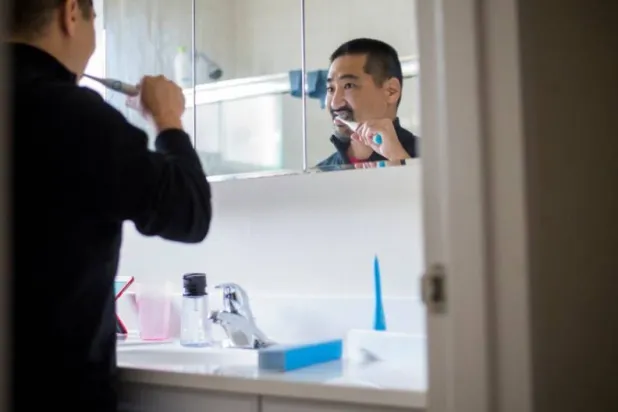 المواظبة على تنظيف الأسنان تسهم في خفض الالتهاب ومنع الأضرار طويلة الأمد (أرشيفية - رويترز)