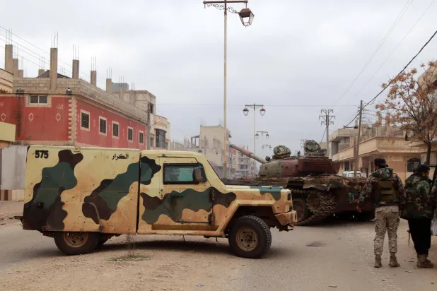 قوات من الجيش السوري تغلق أحد الشوارع في بلدة الصنمين في درعا خلال حملة عسكرية واسعة النطاق لحفظ الأمن الأربعاء والخميس (أ.ف.ب)