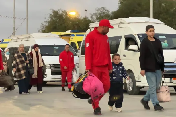 فرق «الهلال الأحمر المصري» تنتشر أمام معبر رفح (هيئة الاستعلامات المصرية)