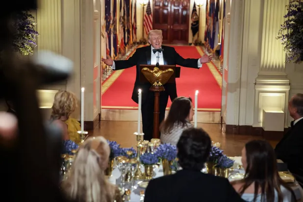 ترمب يلقي خطاباً خلال حفل عشاء أقامه لبعض حكام الولايات في البيت الأبيض مساء 21 فبراير (إ.ب.أ)