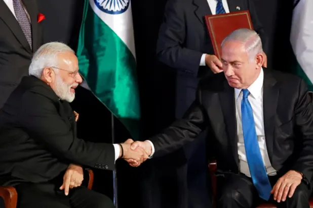 Indian PM Narendra Modi shakes hands with Israeli PM Benjamin Netanyahu during an exchange of cooperation agreements in a ceremony in Jerusalem July 5, 2017. (Reuters)
