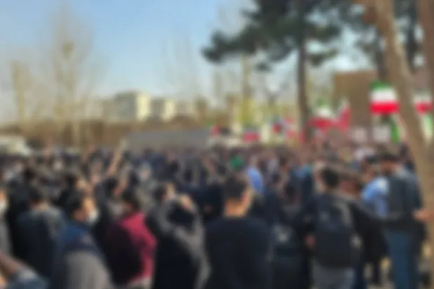 صورة مظللة لإخفاء هوية الطلاب المشاركين في الاحتجاجات ونشرتها صحيفة جامعة شريف عبر «تلغرام» الأحد