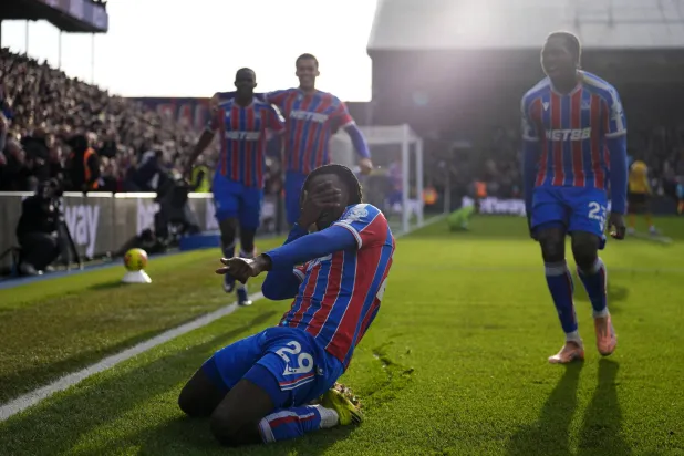 إيفان جيساند يحتفل بهدف الفوز القاتل لكريستال في وولفرهامبتون (د.ب.أ)