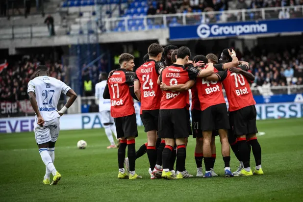 فرحة لاعبي رين بالفوز على أوكسير (أ.ف.ب)