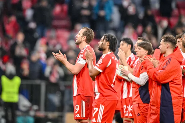 21 February 2026, Bavaria, Munich: Bayern Munich's Harry Kane (L) and his teammates thank the fans after the German Bundesliga soccer match between Bayern Munich and Eintracht Frankfurt at Allianz Arena. Photo: Harry Langer/dpa