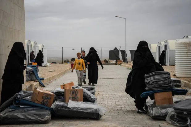 تسلّمت القوات الأمنية السورية مخيّم الهول بعد اتفاق مع «قوات سوريا الديمقراطية» (د.ب.أ) 