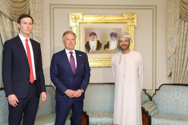 وزير الخارجية العماني بدر البوسعيدي (يمين) وهو يستقبل المبعوث الخاص للرئيس الأميركي ستيف ويتكوف (وسط) وجاريد كوشنر (يسار) في اجتماعهما الذي يسبق المفاوضات الإيرانية الأميركية في مسقط عمان بتاريخ 6 فبراير 2026 (إ.ب.أ)