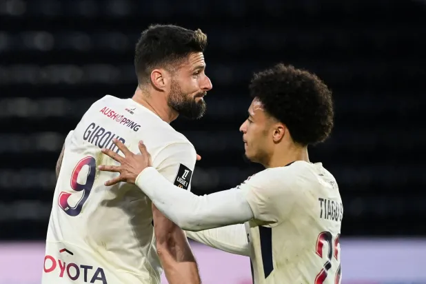 الفرنسي المخضرم أوليفييه جيرو «يسار» يتلقى تهنئة زميله تياغو سانتوس (أ.ف.ب)