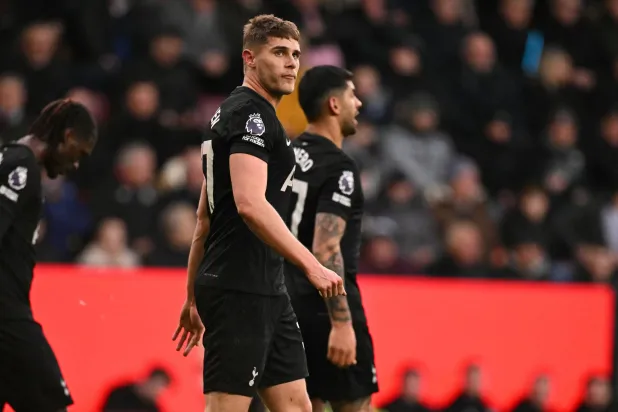 الهولندي ميكي فان دي فين مدافع نادي توتنهام (أ.ف.ب)