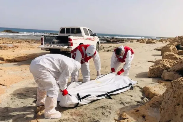 Libya Kızılayı mensupları, Zaviye şehrindeki sahilden kimliği belirsiz bir ceset çıkarıyor (Libya Kızılayı, Facebook üzerinden)