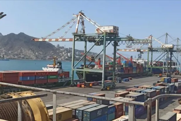 نشاط مكثف في ميناء عدن مع رسوّ 3 سفن تجارية (إكس)