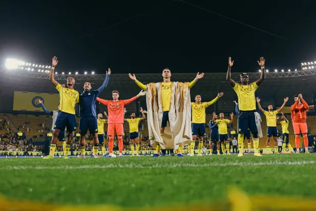 لاعبو النصر وفي مقدمتهم القائد البرتغالي يحيون جماهيرهم عقب الفوز على الحزم (نادي النصر)