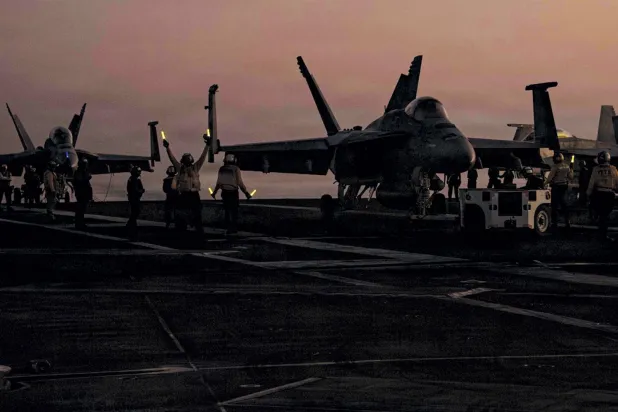  مقاتلات أميركية تستعد للإقلاع من حاملة الطائرات «يو إس إس أبراهام لينكولن » في بحر العرب الأسبوع الماضي (البحرية الأميركية)