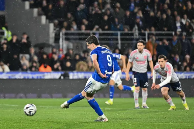 خواكين بانيتشيلي لحظة تسجيله ثالث أهداف ستراسبورغ من ضربة جزاء (أ.ف.ب)