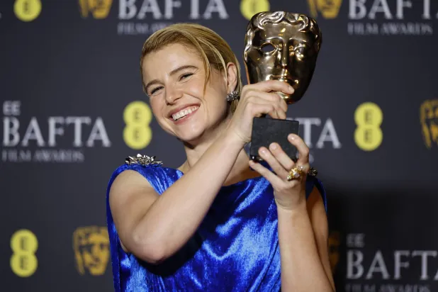 جيسي باكلي الفائزة بجائزة أفضل ممثلة عن دورها في فيلم «هامنت» (إ.ب.أ)