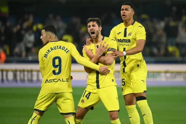 فرحة لاعبي فياريال بالفوز على فالنسيا (أ.ف.ب)