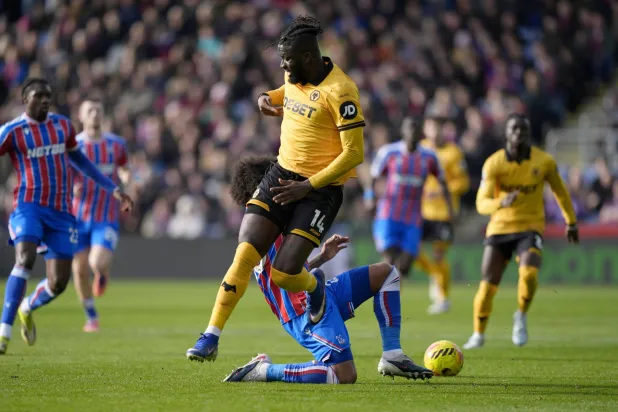 22 February 2026, United Kingdom, London: Crystal Palace's Chris Richards and Wolverhampton Wanderers' Tolu Arokodare battle for the ball during the English Premier League soccer match between Crystal Palace and Wolverhampton Wanderers at Selhurst Park. Photo: Jordan Pettitt/PA Wire/dpa
