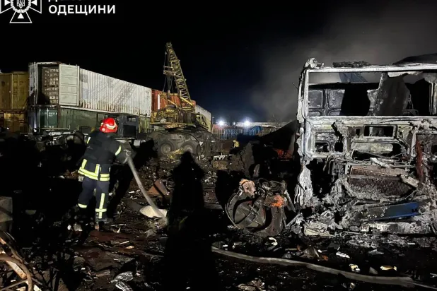 رجل إطفاء أوكراني يعمل على إخماد حريق بموقع هجوم روسي في أوديسا (أ.ف.ب)