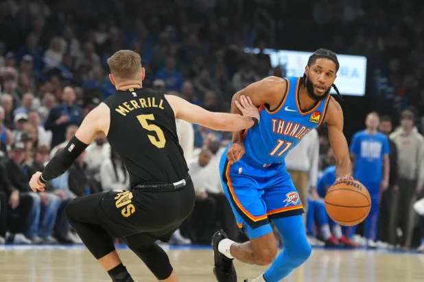 أسقط حامل اللقب «أوكلاهوما سيتي ثاندر» 21 ثلاثية في طريقه للفوز على ضيفه «كليفلاند كافالييرز» (أ.ب)