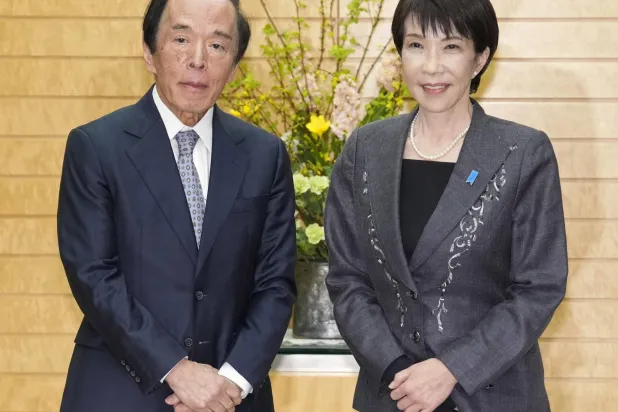 رئيسة الوزراء اليابانية ومحافظ «بنك اليابان» لدى لقائهما يوم الجمعة الماضي بالعاصمة طوكيو (رويترز)