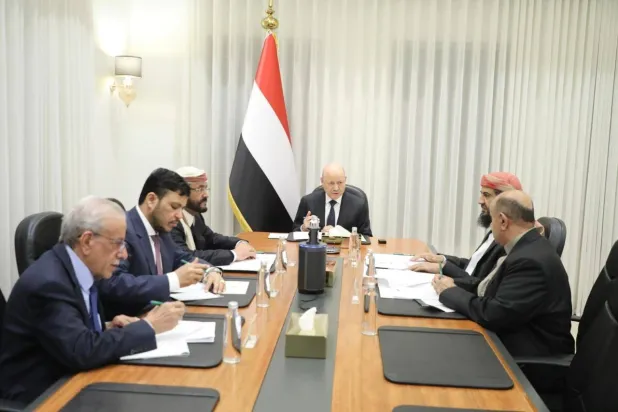 رئيس وأعضاء مجلس القيادة الرئاسي اليمني خلال اجتماعهم الأخير (سبأ)