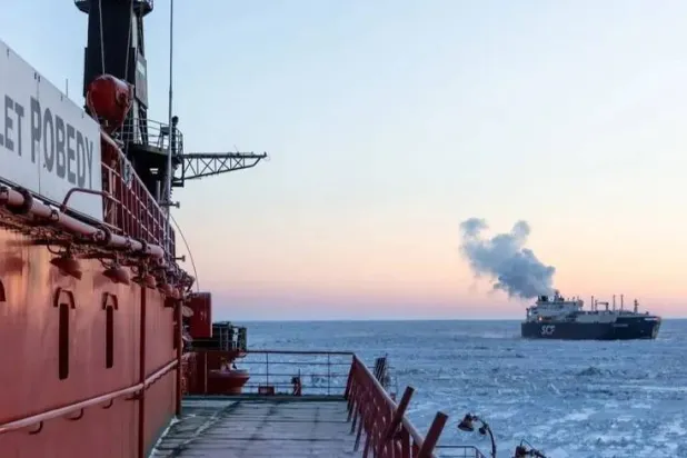 كاسحة جليد بالقرب من مشروع «آركتيك 2» في روسيا (رويترز)