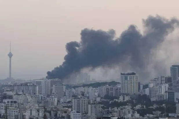 تصاعد الدخان عقب هجوم إسرائيلي على طهران في يونيو الماضي (أرشيفية- رويترز)